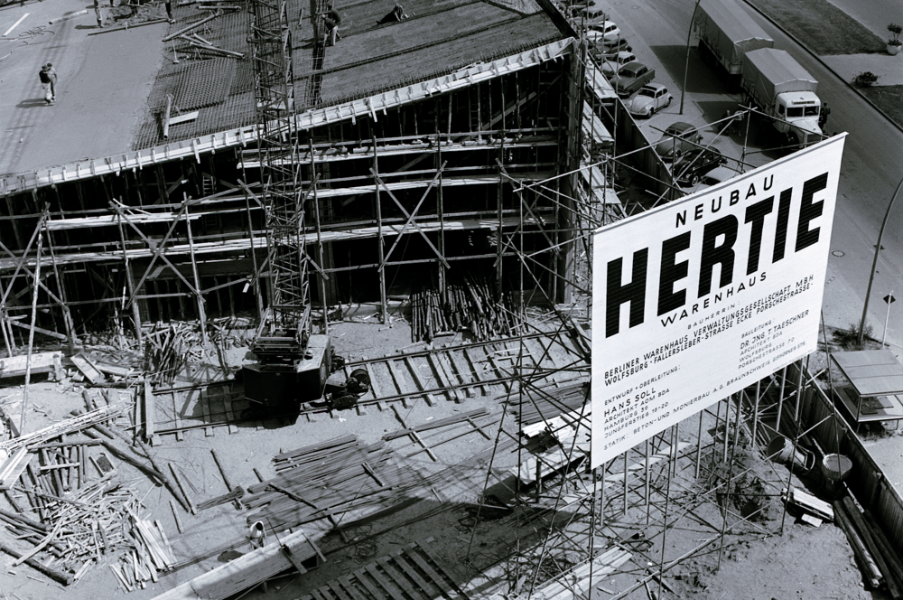 Kaufhaus Hertie in Bau, Markthalle mit Bauschild
