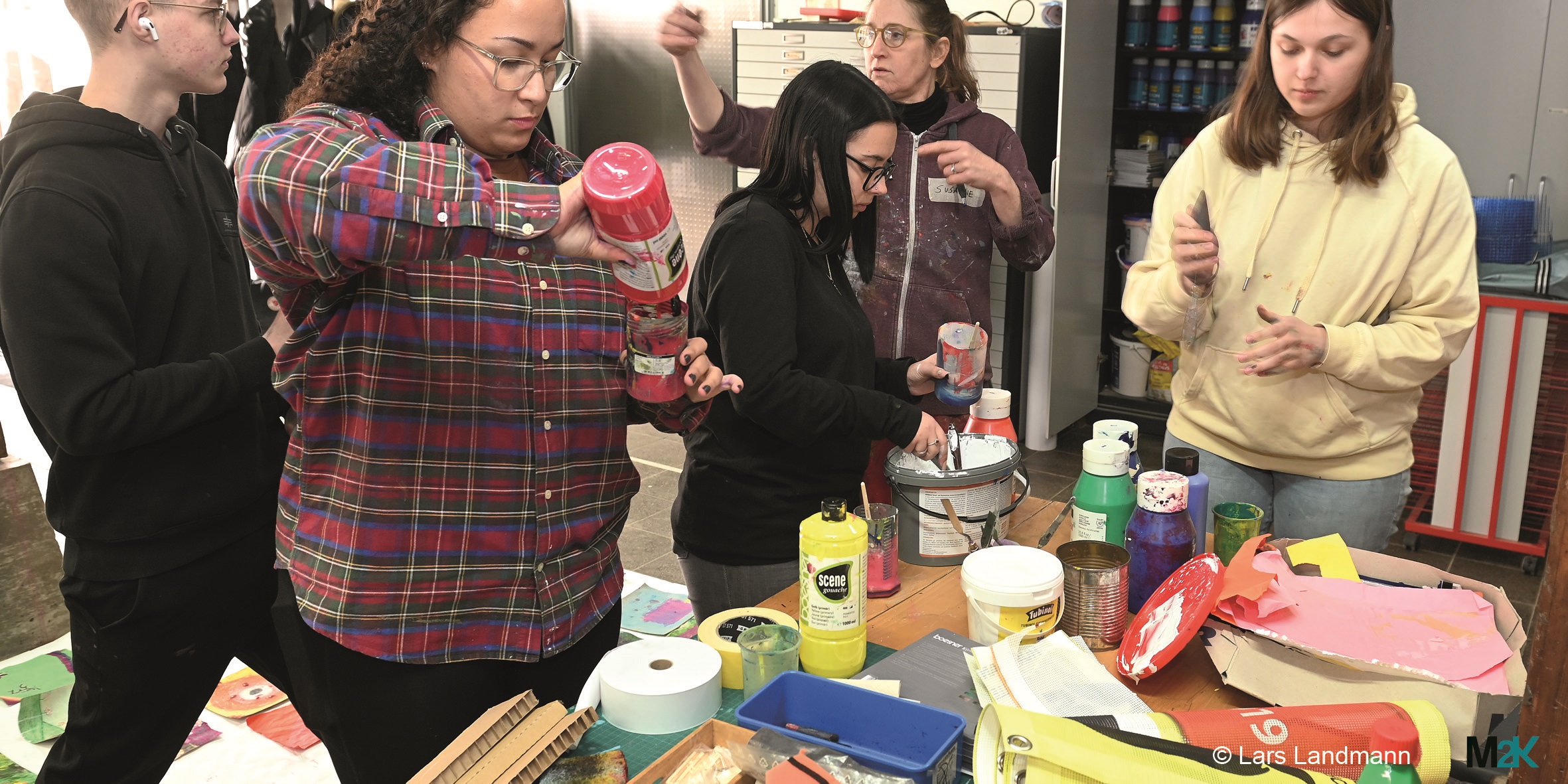 ᠎Pending Translation: Arbeitssituation in der Bürgerwerkstatt. Viele Farben stehen zur Verfügung