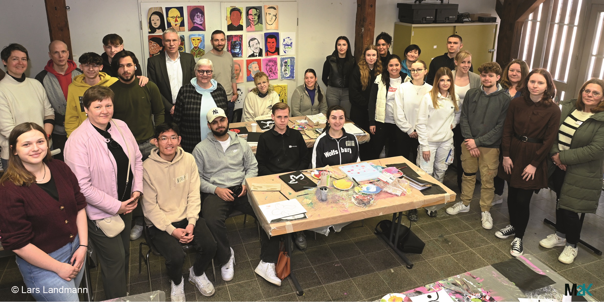 ᠎Pending Translation: Gruppenbild vom Pressetermin in der Projektzeit mit Kulturdezernent Kai-Uwe Hirschheide und vielen Beteiligten von den Betrieben: Neuland Wohnungsgesellschaft mbH, Schnellecke Logistics, Sparkasse Wolfsburg, Volkswagen Akademie, Stadt Wolfsburg, Regionalverband für Ausbildung und der Oskar Kämmer Schule