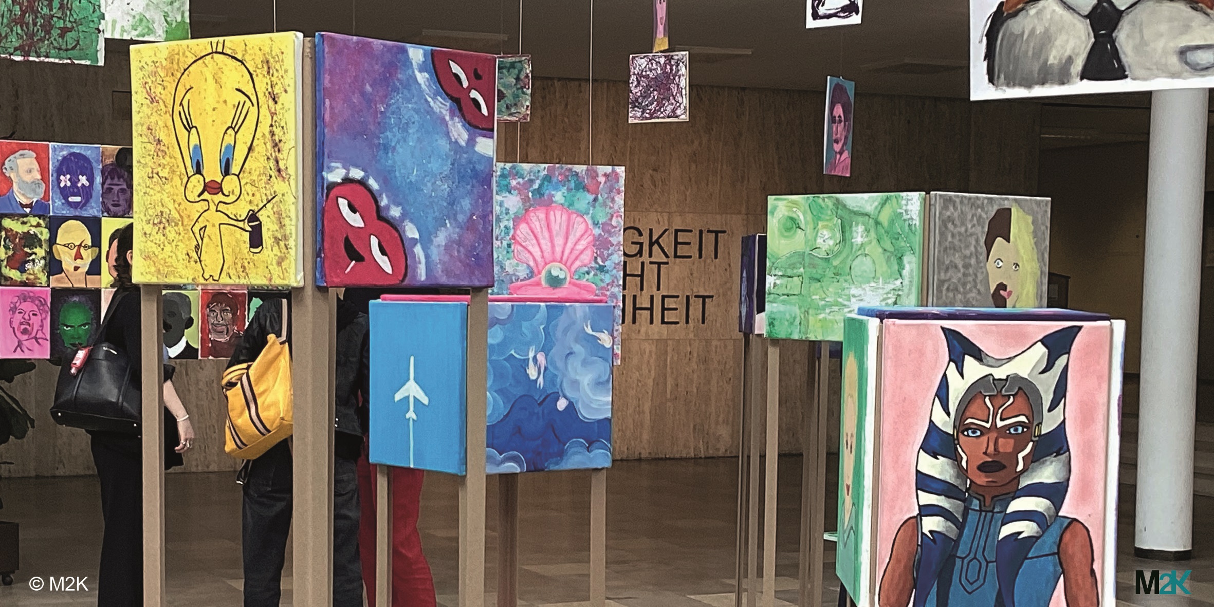 ᠎Pending Translation: Ausstellungsansicht mit vielen Malereien