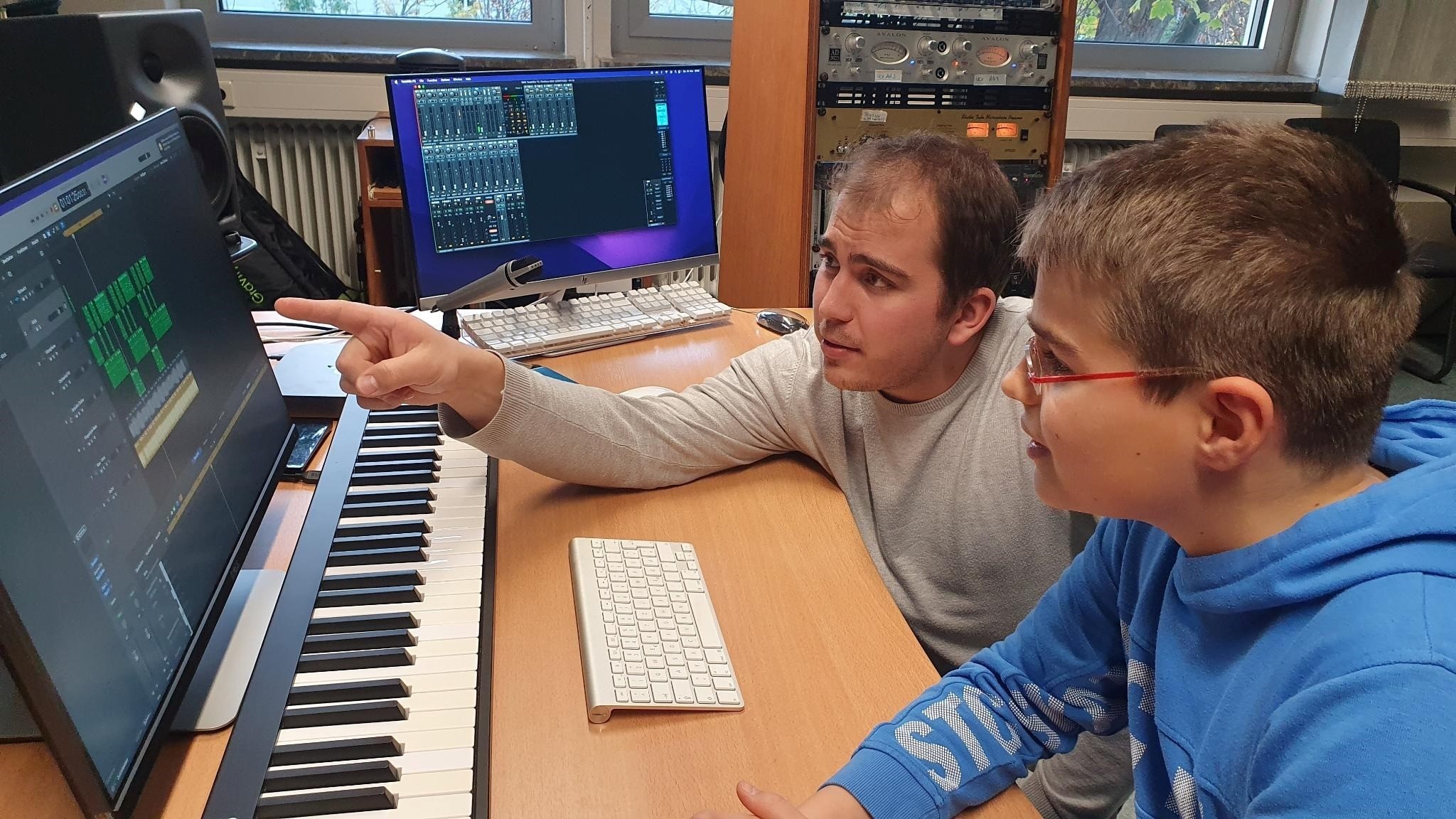 Zwei Personen an einem Keyboard; Foto: Katrin Heidenreich