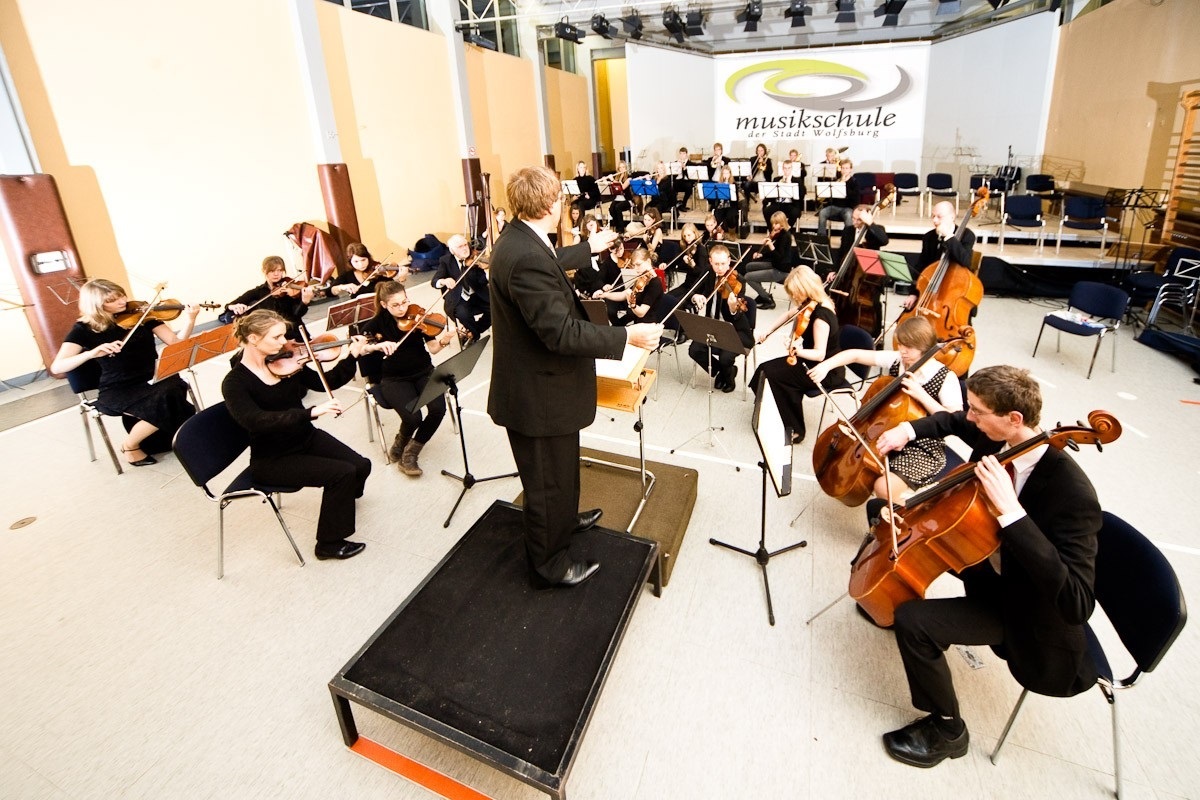 Ein Ensemble spielt Musik