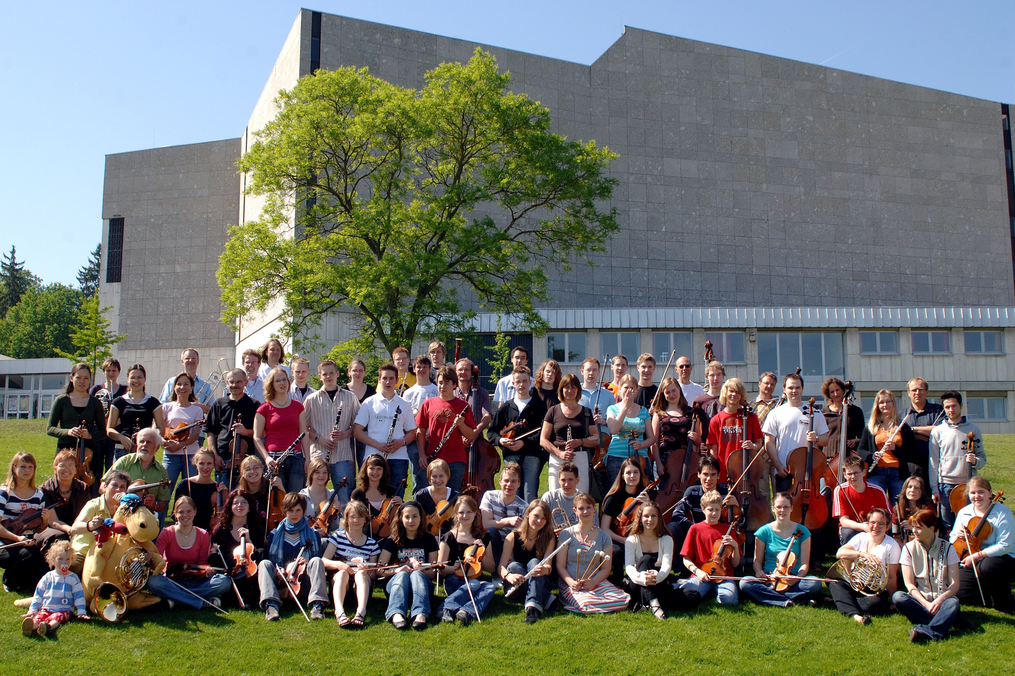 Das Musikschulorchester vor dem Theater