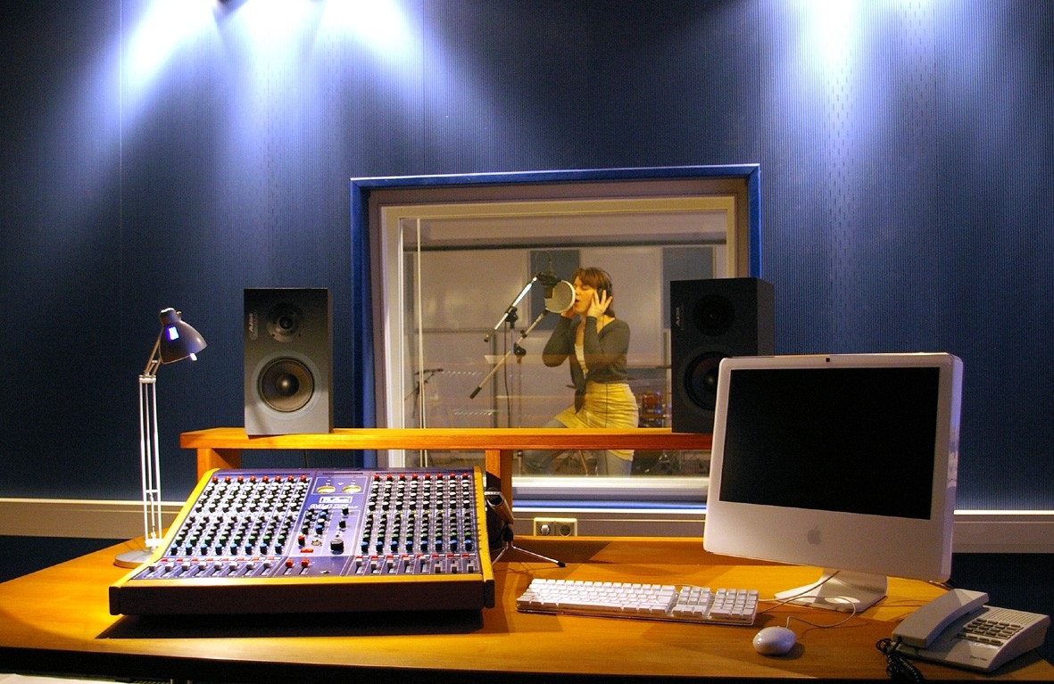 Blick auf ein Mischpult in einem Tonstudio