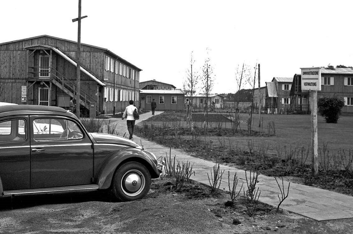 Vor der Verwaltungsbaracke