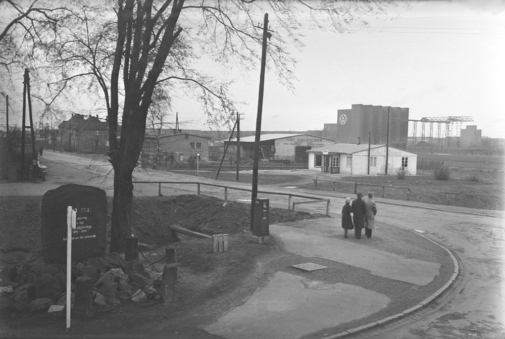 Foto des Heßlinger Findlings während der NS-Zeit; Bildersammlung Wolfsburg/IZS