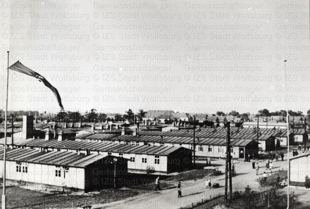 Gemeinschaftslager mit Blick auf die Hauptstraße 1941; Fotograf: Herbert Rolke