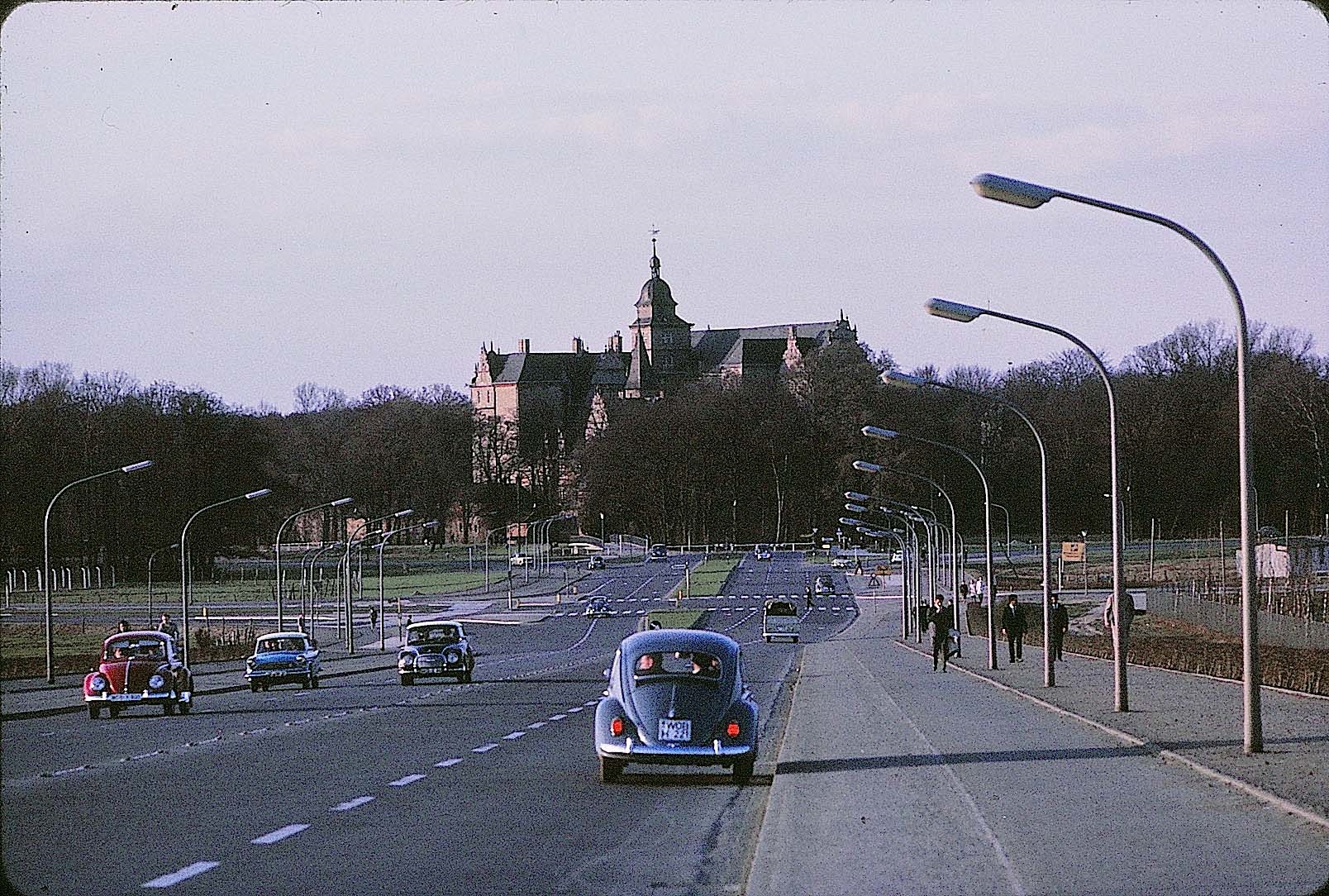 Blick von der Berliner Brücke auf Schloss Wolfsburg
