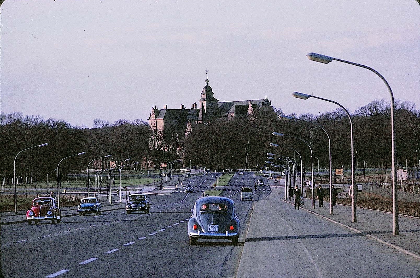 Blick von der Berliner Brücke auf Schloss Wolfsburg