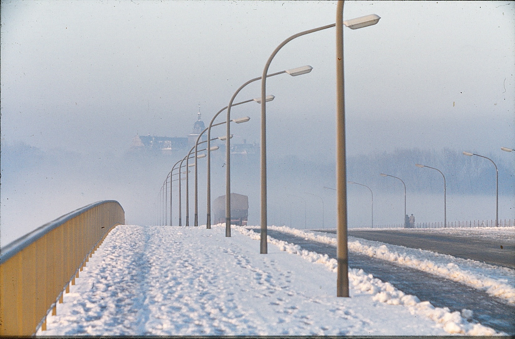 Berliner Brücke im Nebel