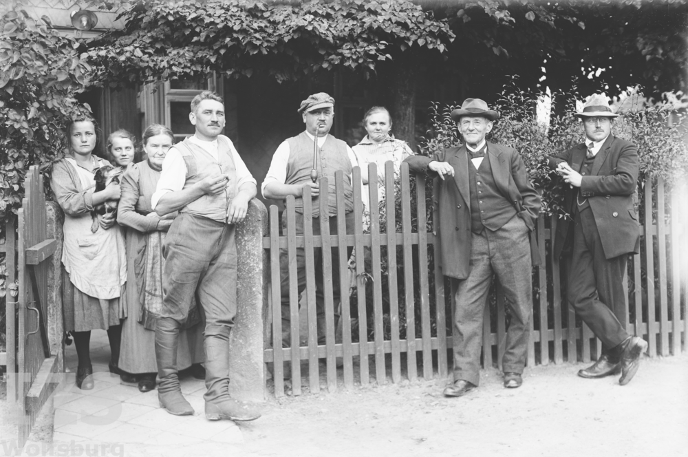 Sonntagnachmittag am Gartenzaun vor dem Haus Rickel in der Twetge, 1923-1927