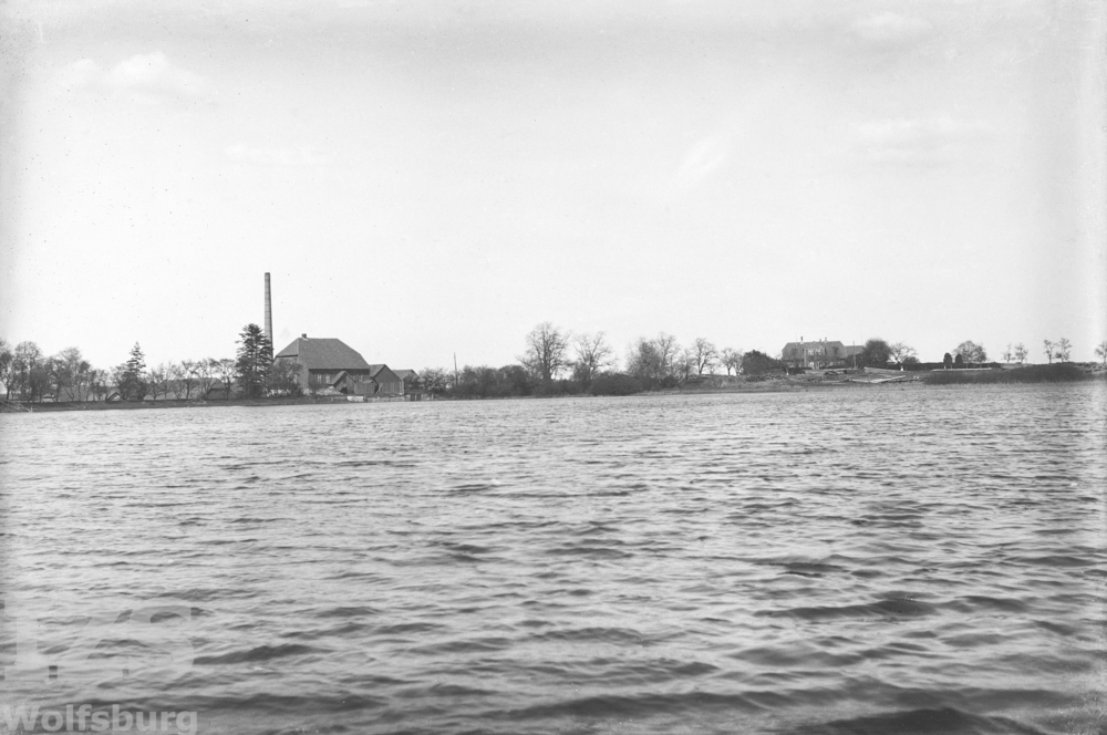 Blick über den Großen Schillerteich, rechts das Verwalterhaus