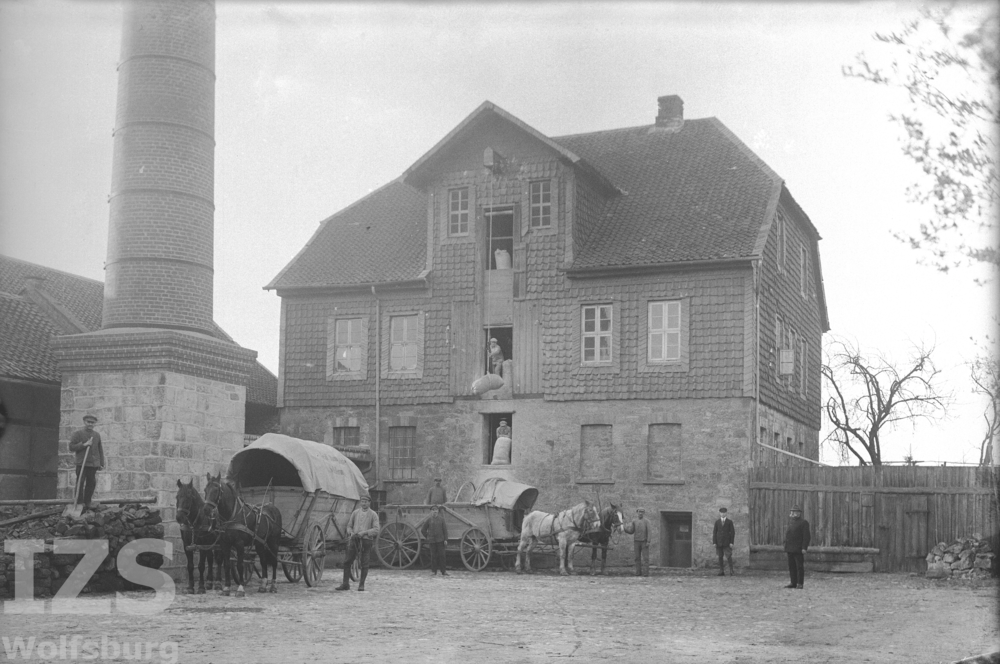 Pferdegespanne vor der Mahlmühle
