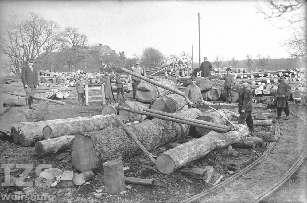 Arbeiter auf dem Holzplatz der Sägemühle