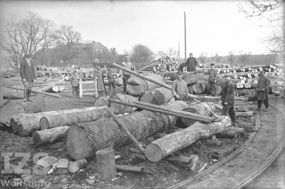 Arbeiter auf dem Holzplatz der Sägemühle