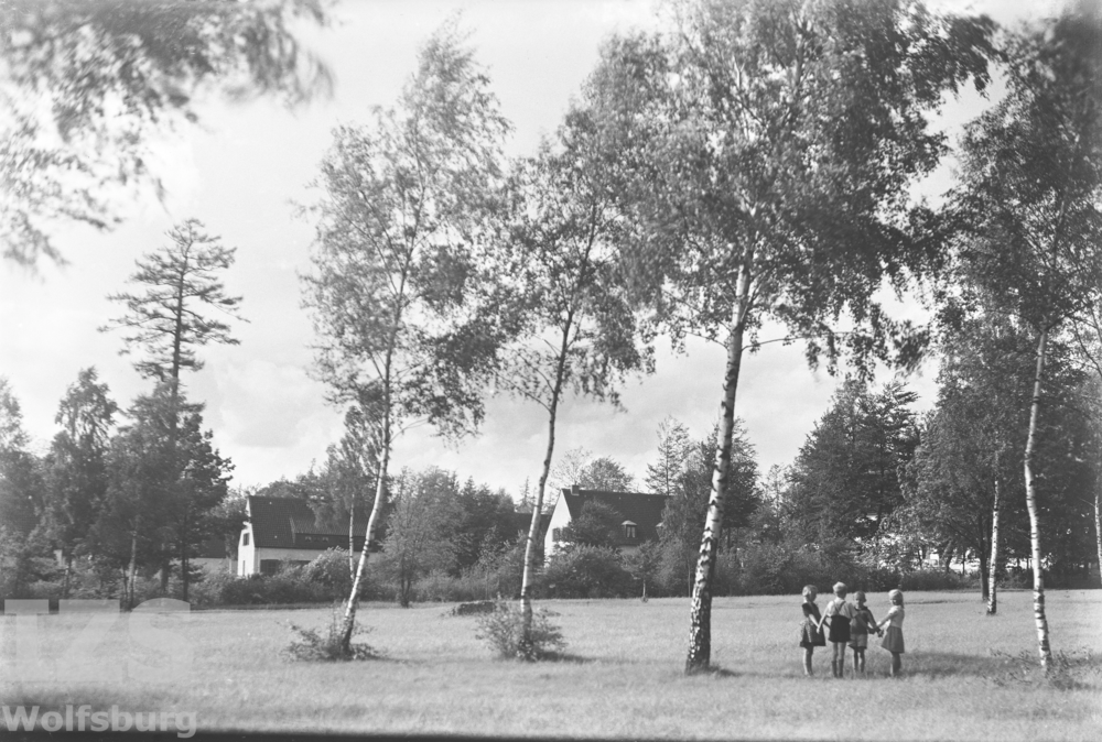 Spielende Kinder im Park, Im Hintergrund Häuser Am Wiesengrund