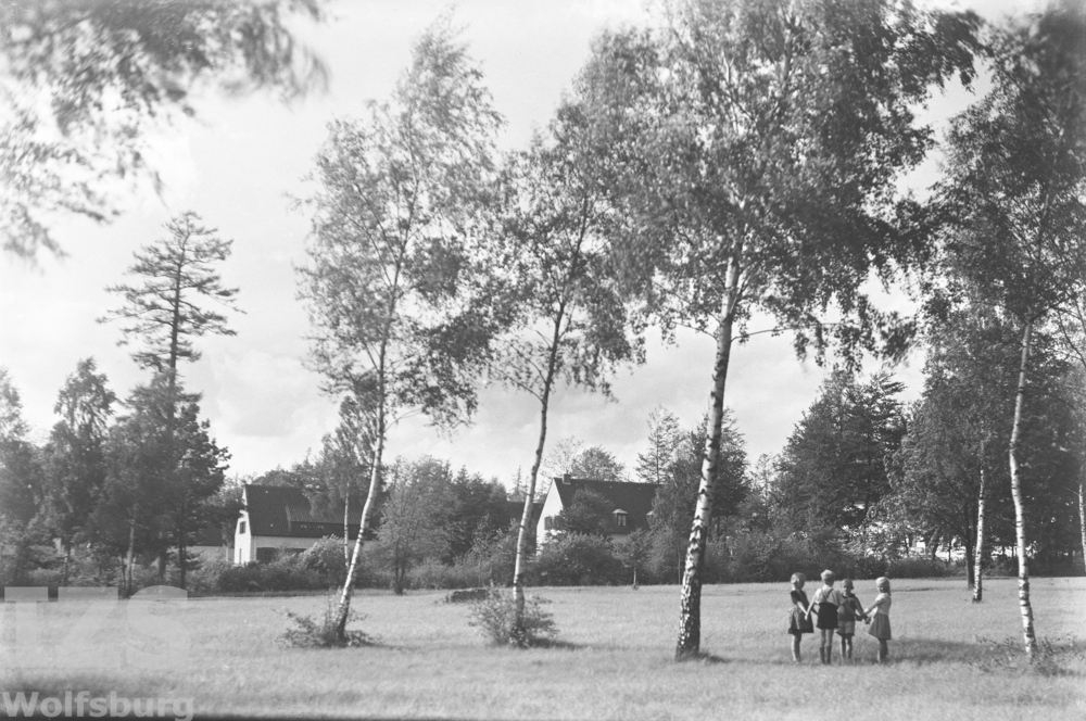 Spielende Kinder im Park, Im Hintergrund Häuser Am Wiesengrund