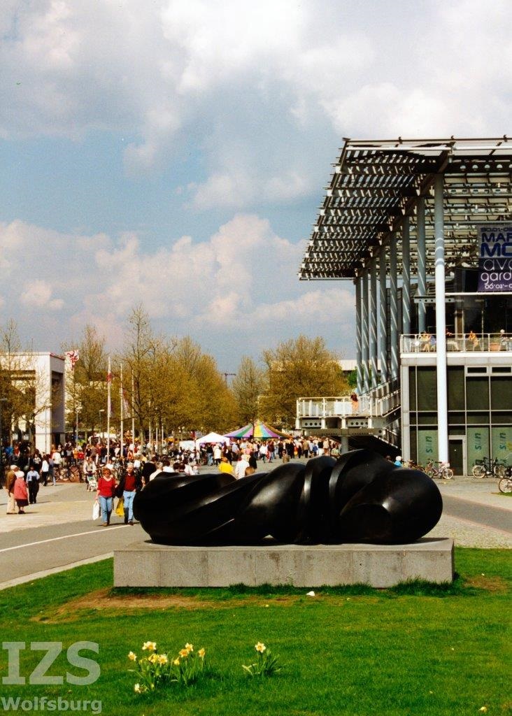 Early Forms am südlichen Ende der Porschestraße neben dem Kunstmuseum Wolfsburg, Foto: Sigrid Burgauner/IZS