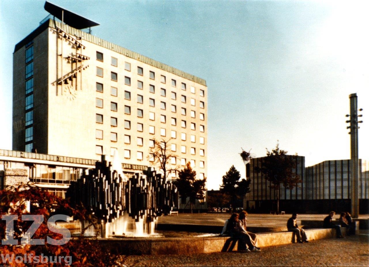 Röhrenbrunnen mit Rathaus und Alvar-Aalto-Kulturhaus, 1980er Jahre; Fotograf: Heinrich Heidersberger/Institut Heidersberger