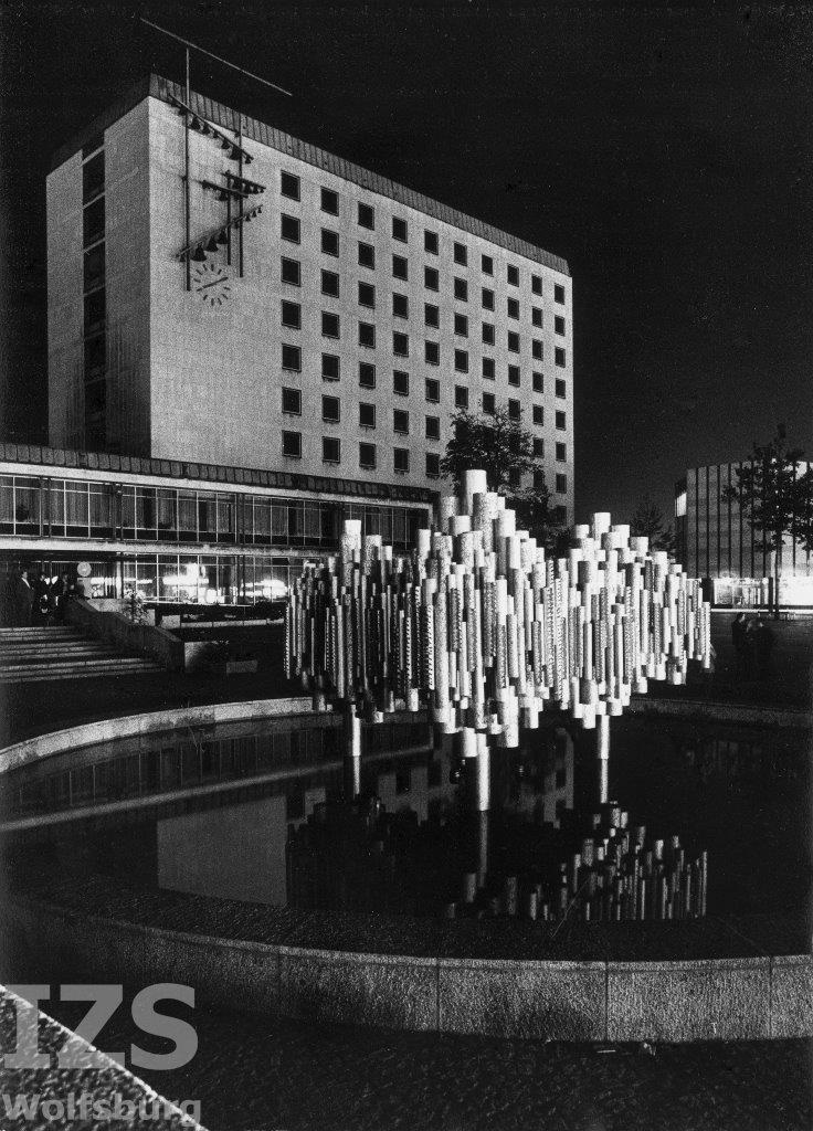 Röhrenbrunnen bei Nacht, 1977; Fotograf: Klaus Gottschick/IZS