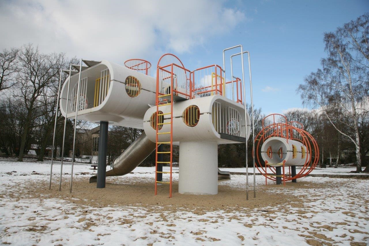 Die Spielplatzplastik am winterlichen Schillerteich; Fotograf: Günter Poley/IZS