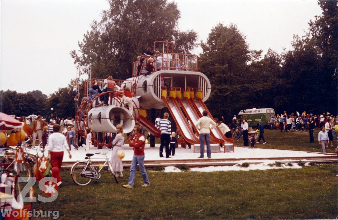 Spielplatzplastik am Wolfsburger Schillerteich am Tag der Einweihung; Fotograf unbekannt/Bildersammlung IZS