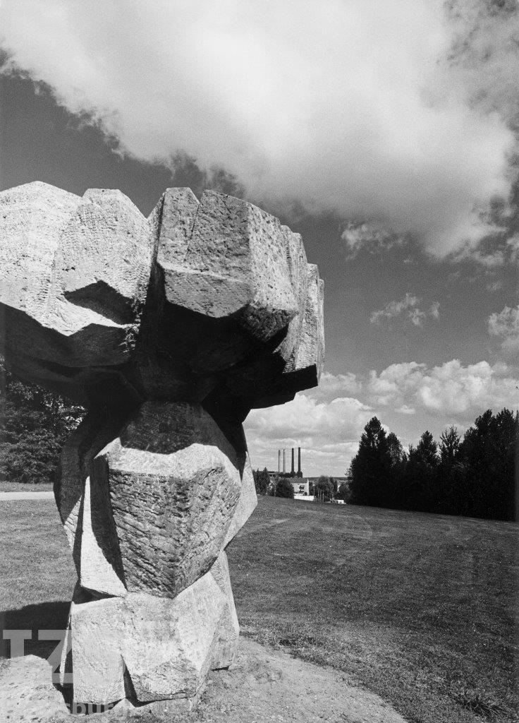 Lasten und Tragen am Hang des Klieversbergs nahe des Scharoun-Theaters, späte 1960er Jahre; Fotograf: Klaus Gottschick/IZS