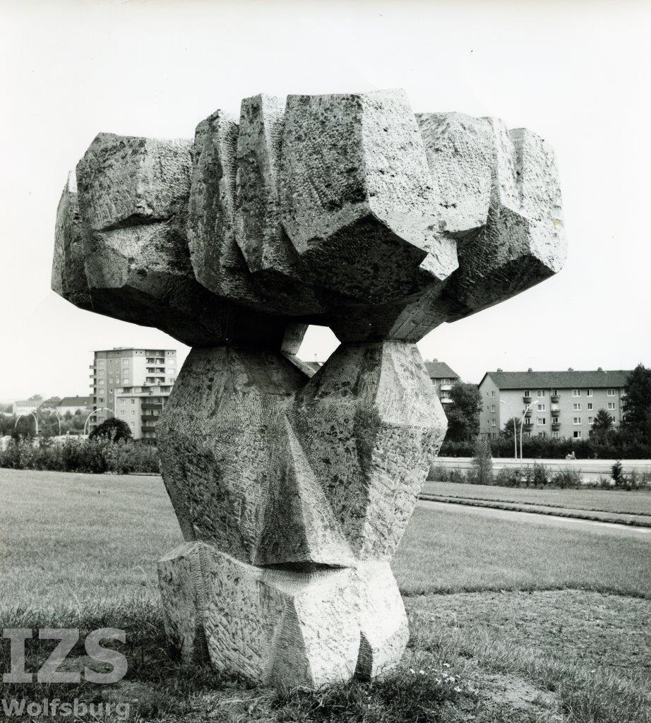 Lasten und Tragen mit der Braunschweiger Straße im Hintergrund, 1967; Fotograf: Josef Schlesinger/IZS