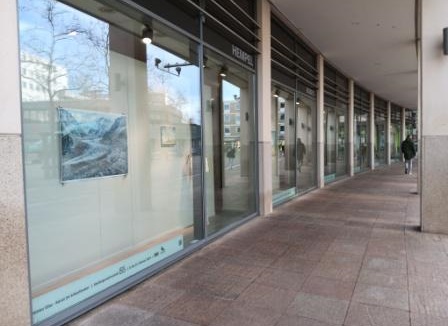 Zum Artikel der Ausstellung Hinter Glas