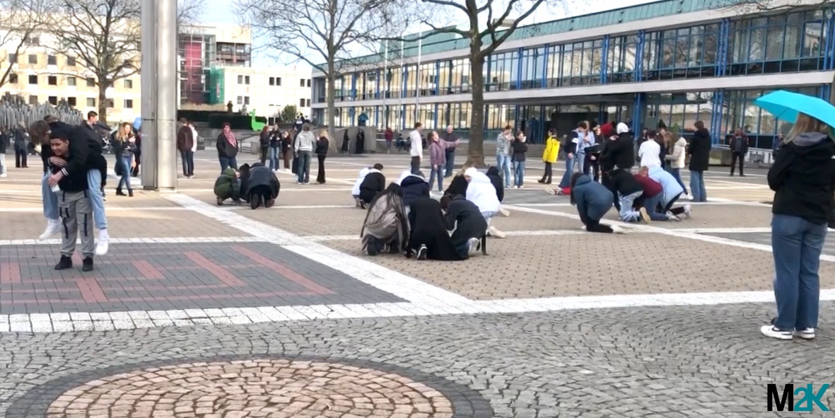 We create images in the city ourselves. Pupils stage scenes on the town hall square