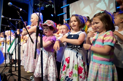 Kinder auf der Bühne beim Singen