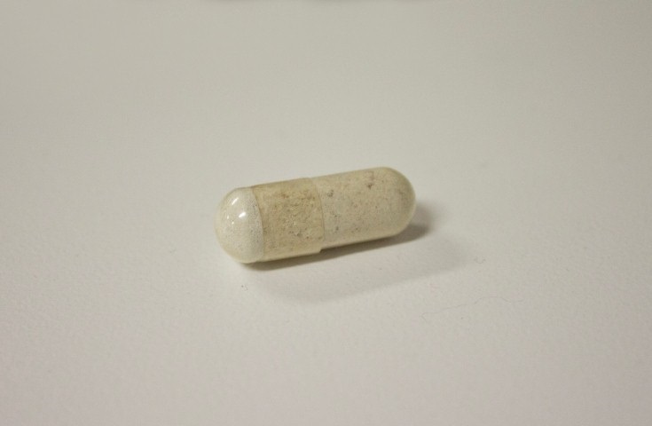 Luca Vanello STRIP 2012, Gelatinekapsel, weißes Pigment, verschiedene Materialien, 9.97 mm Durchmesser x 26.14 mm Länge © Luca Vanello, Mastul Galerie, Berlin