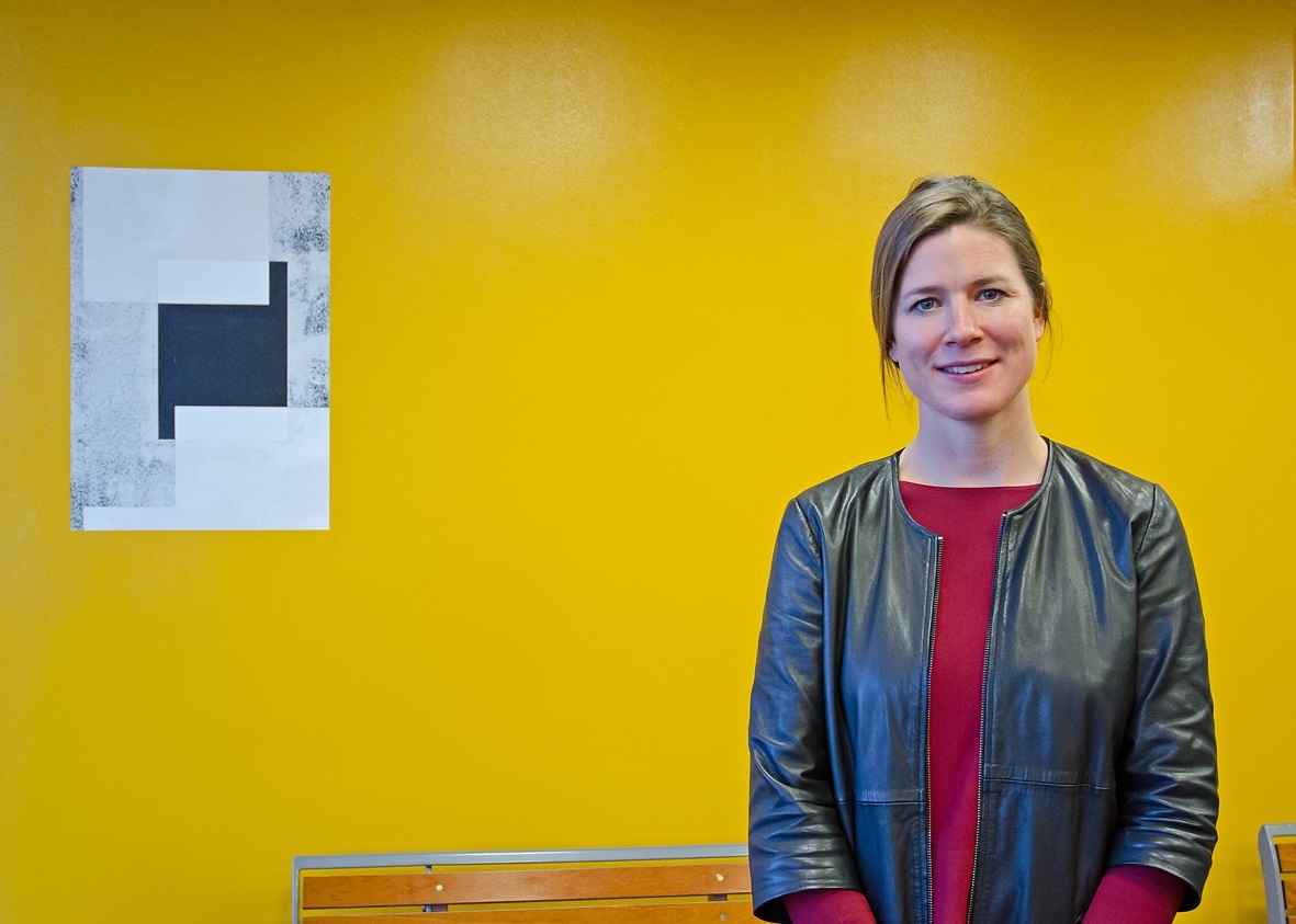 Schirin Kretschmann vor ihrer Rauminstallation „PANAMA“ in der Kunst-Station im Hauptbahnhof Wolfsburg © Schirin Kretschmann/VG Bild-Kunst, Bonn 2015