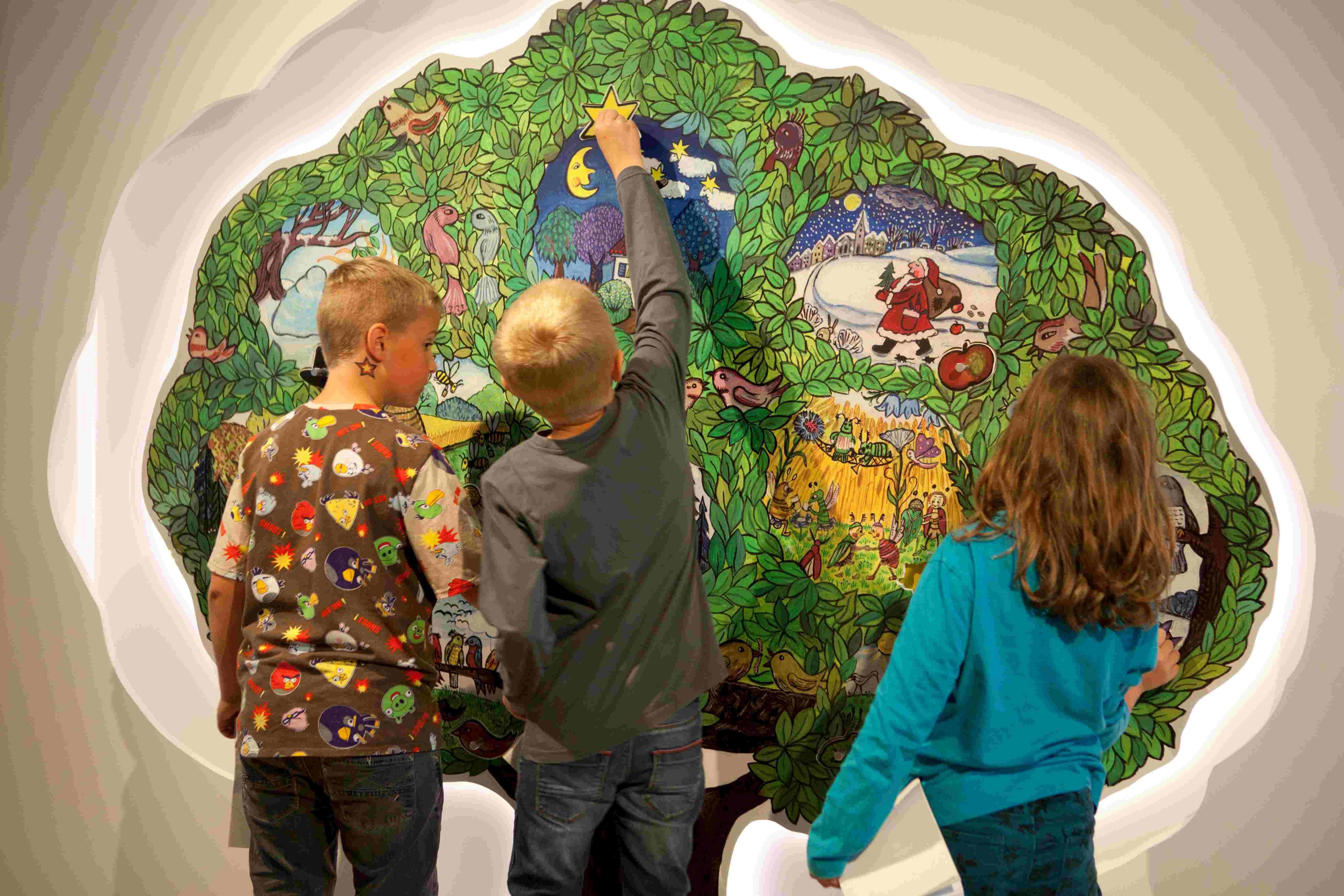 Der Liederbaum mit Hoffmanns bekanntesten Kinderliedern – ein Besucher-Highlight; Foto: Hoffmann-von-Fallersleben-Museum im M2K, Stadt Wolfsburg