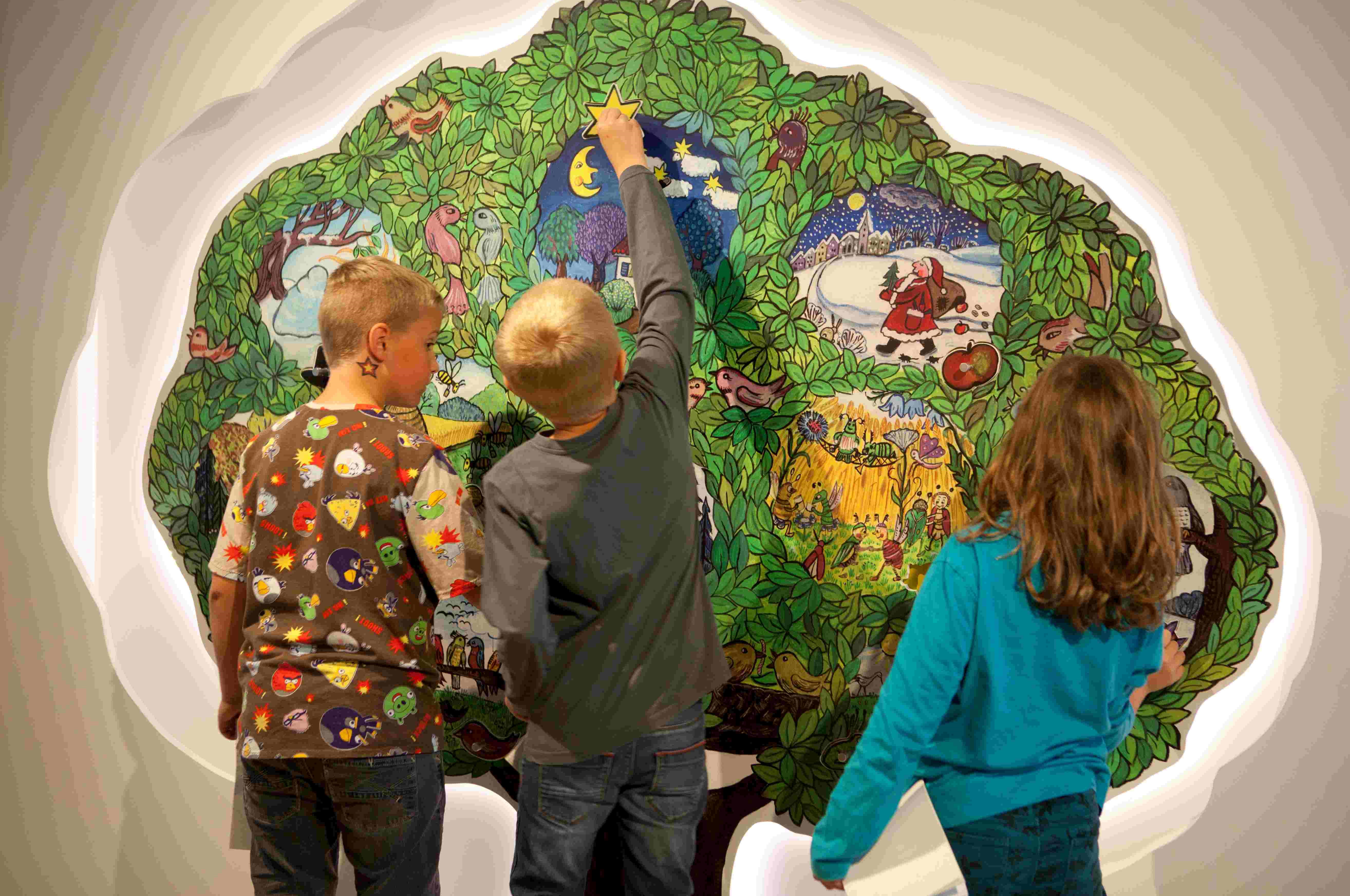 Der Liederbaum mit Hoffmanns bekanntesten Kinderliedern – ein Besucher-Highlight; Foto: Hoffmann-von-Fallersleben-Museum im M2K, Stadt Wolfsburg