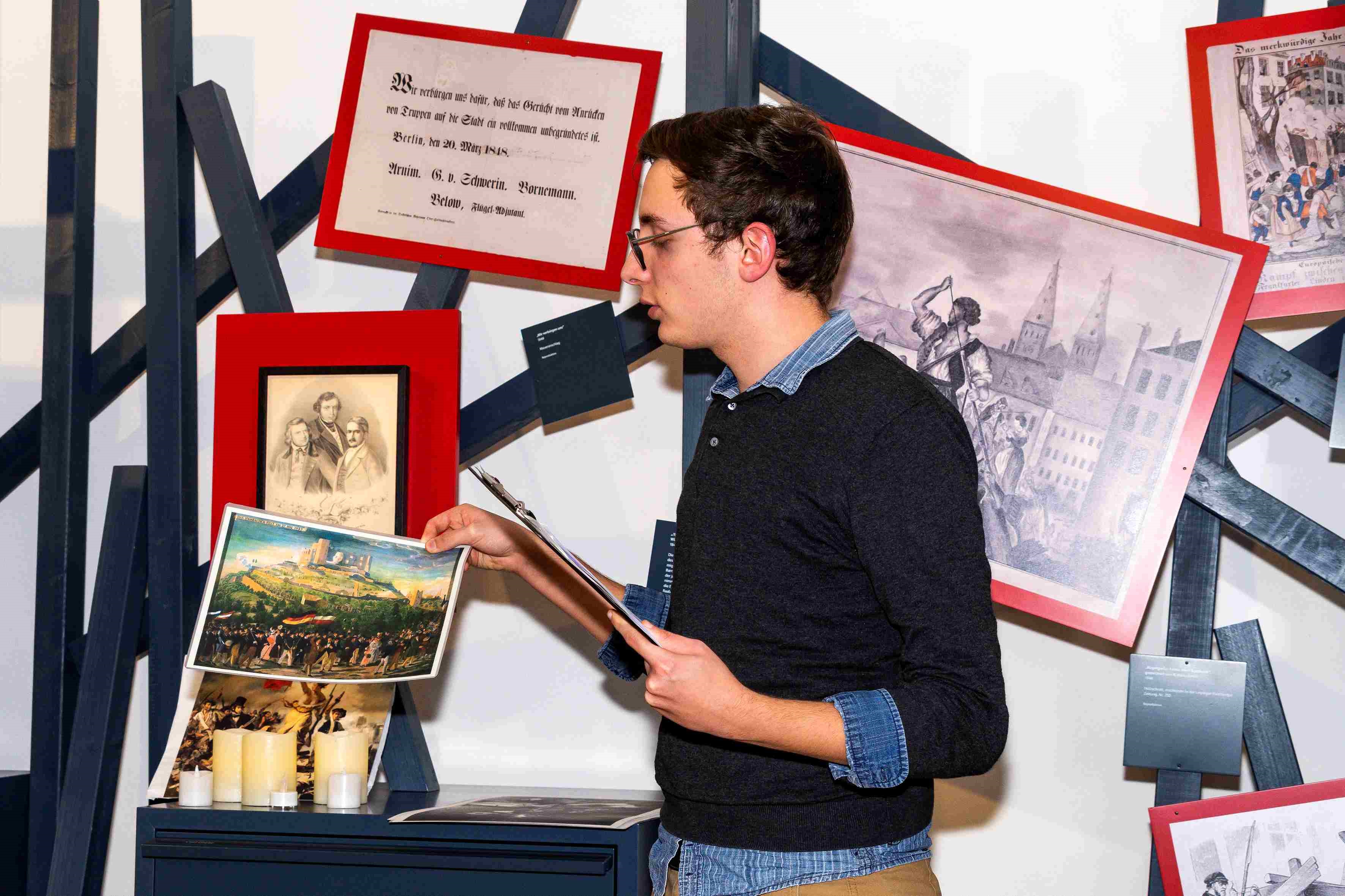 Begleiteter Ausstellungsrundgang; Foto: Hoffmann-von-Fallersleben-Museum im M2K, Stadt Wolfsburg