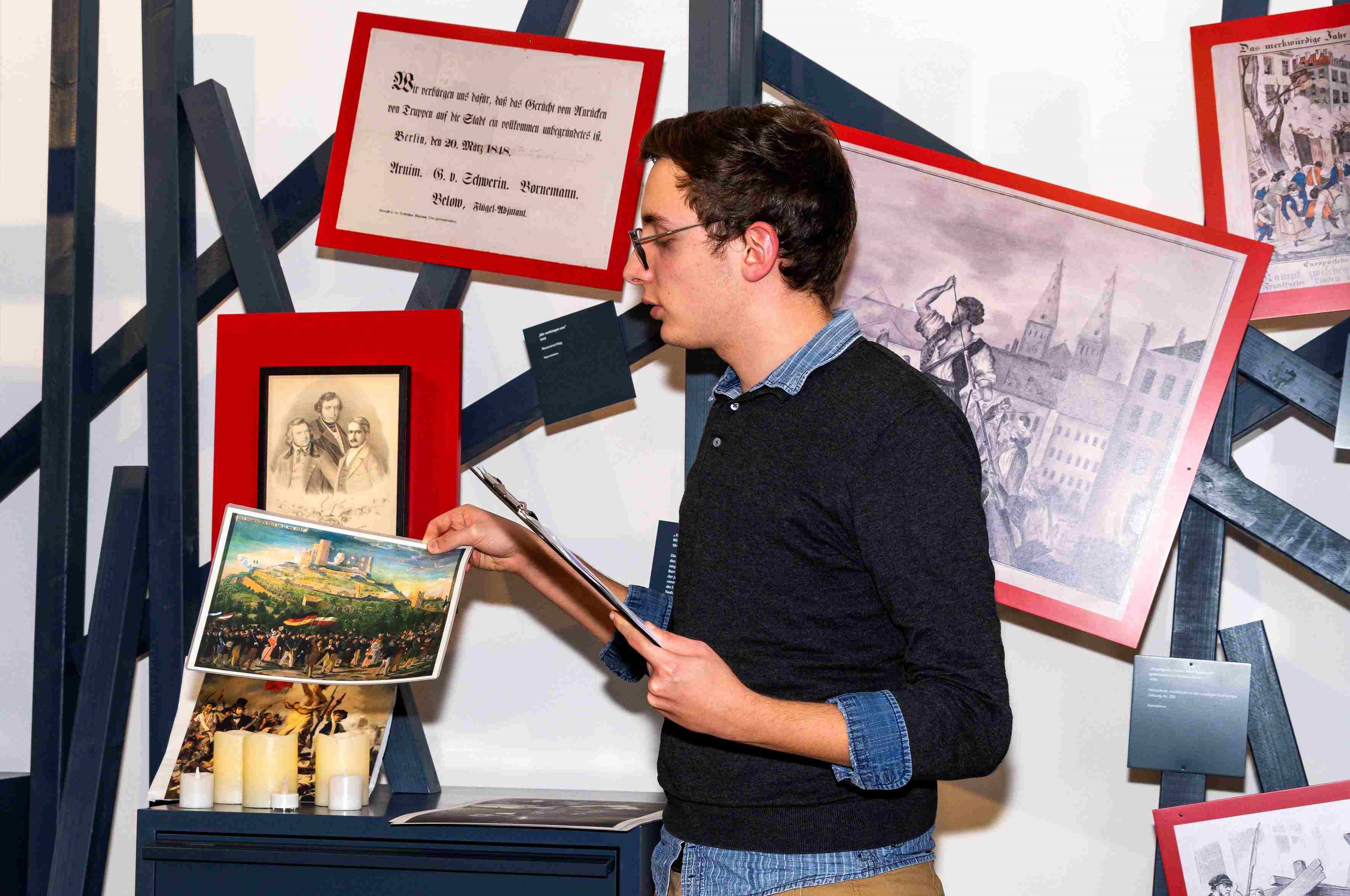 Begleiteter Ausstellungsrundgang; Foto: Hoffmann-von-Fallersleben-Museum im M2K, Stadt Wolfsburg