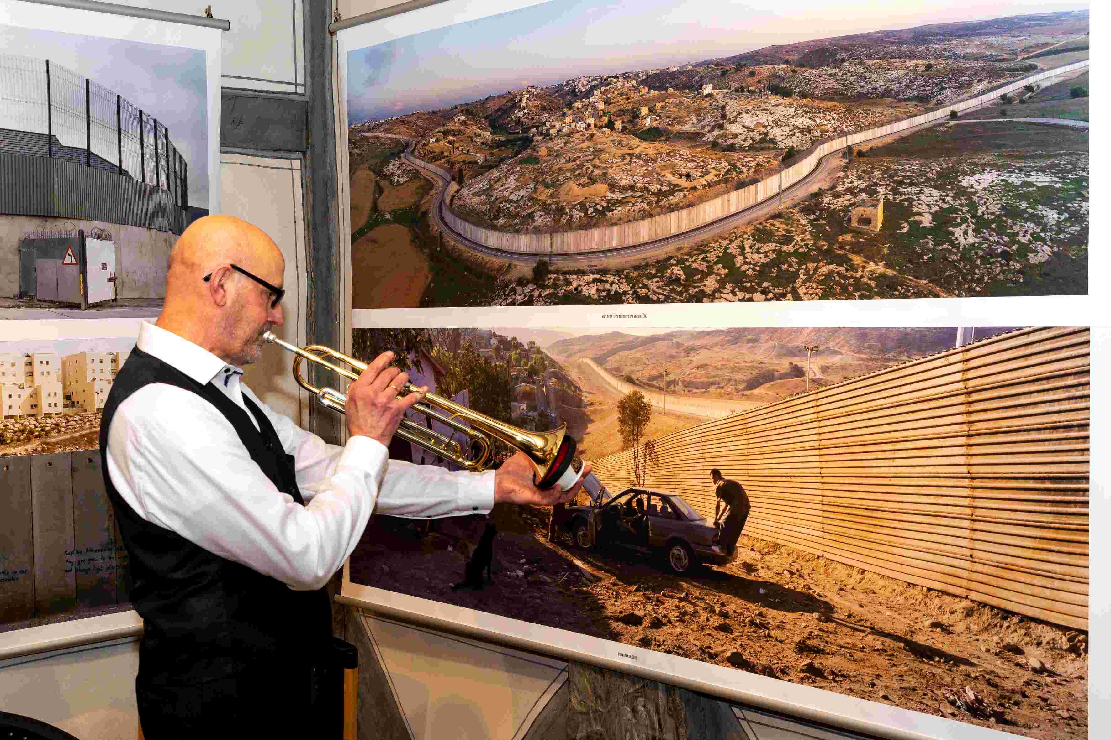 Der Musiker Géza Gál spielt „Mauersongs“ in der Sonderausstellung „CONFRONTIER. Mauern. 1989 – 2019“ im Hoffmann-Museum; Foto: Hoffmann-von-Fallersleben-Museum im M2K, Stadt Wolfsburg