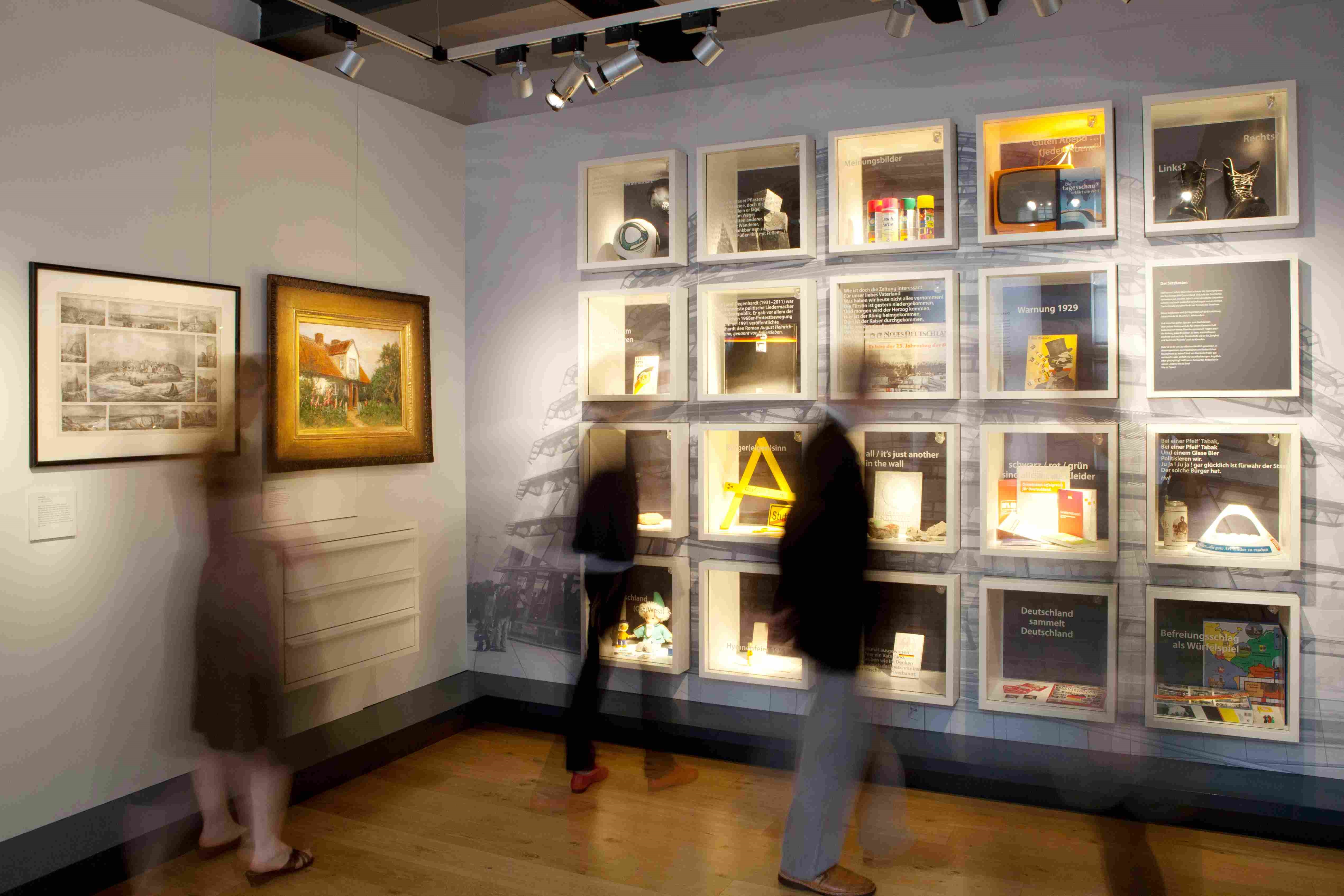 Nachdenken über die Bedeutung des Werte-Dreiklangs „Einigkeit und Recht und Freiheit“ ; Foto: Hoffmann-von-Fallersleben-Museum im M2K, Stadt Wolfsburg