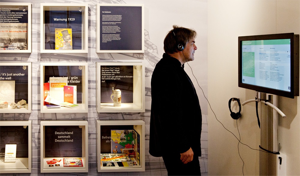 A touch screen provides knowledgeable and entertaining information about the German and other national anthems (Photo: Stadtmuseum Wolfsburg/Meike Felizitas Netzbandt)