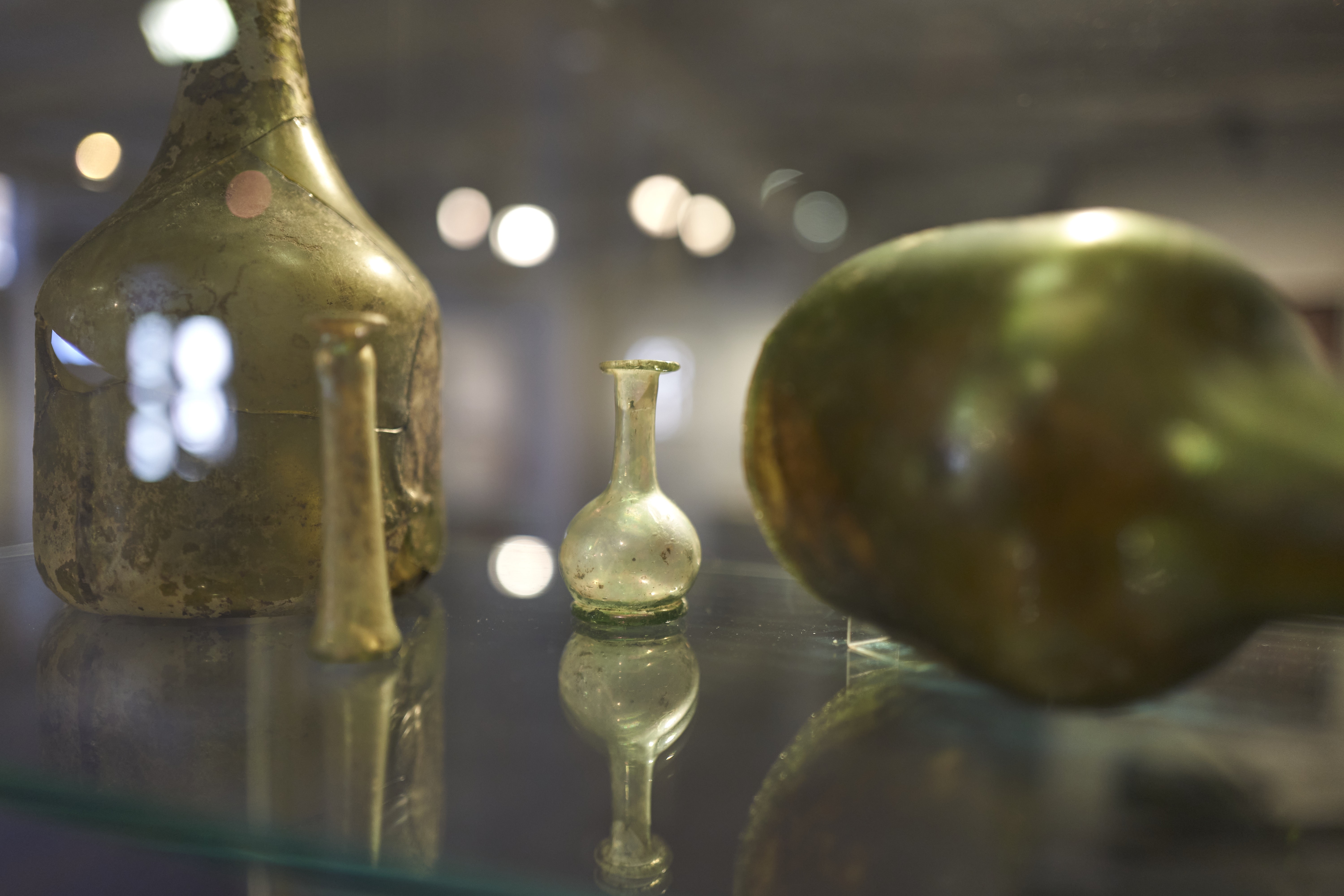 Mehrere alte Flaschen in der Ausstellung