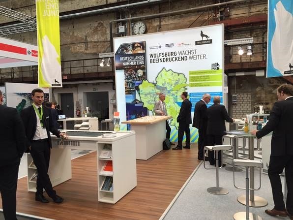 Ein Messestand mit Besuchern