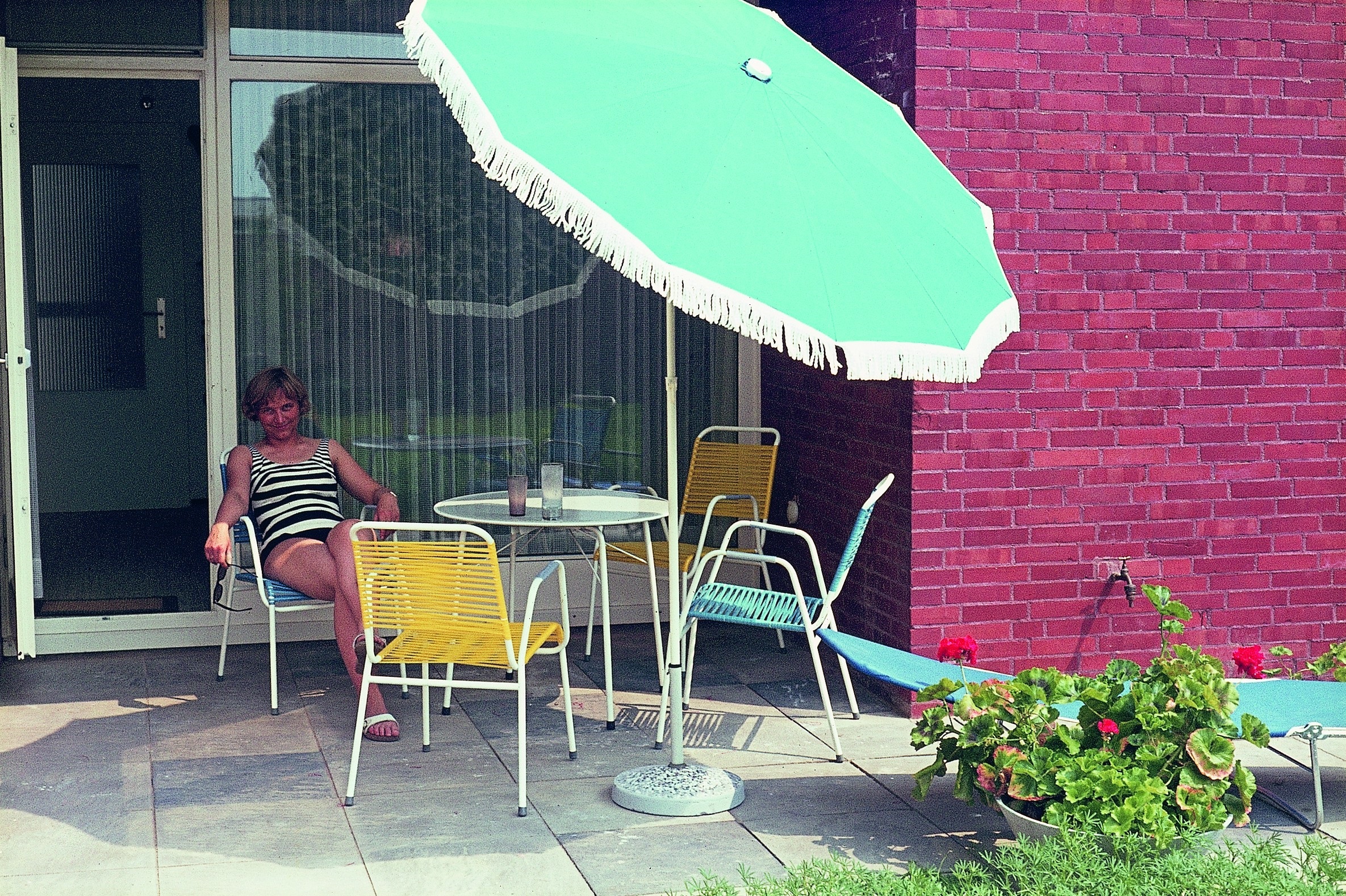 Eine Frau sitzt auf einer Terasse