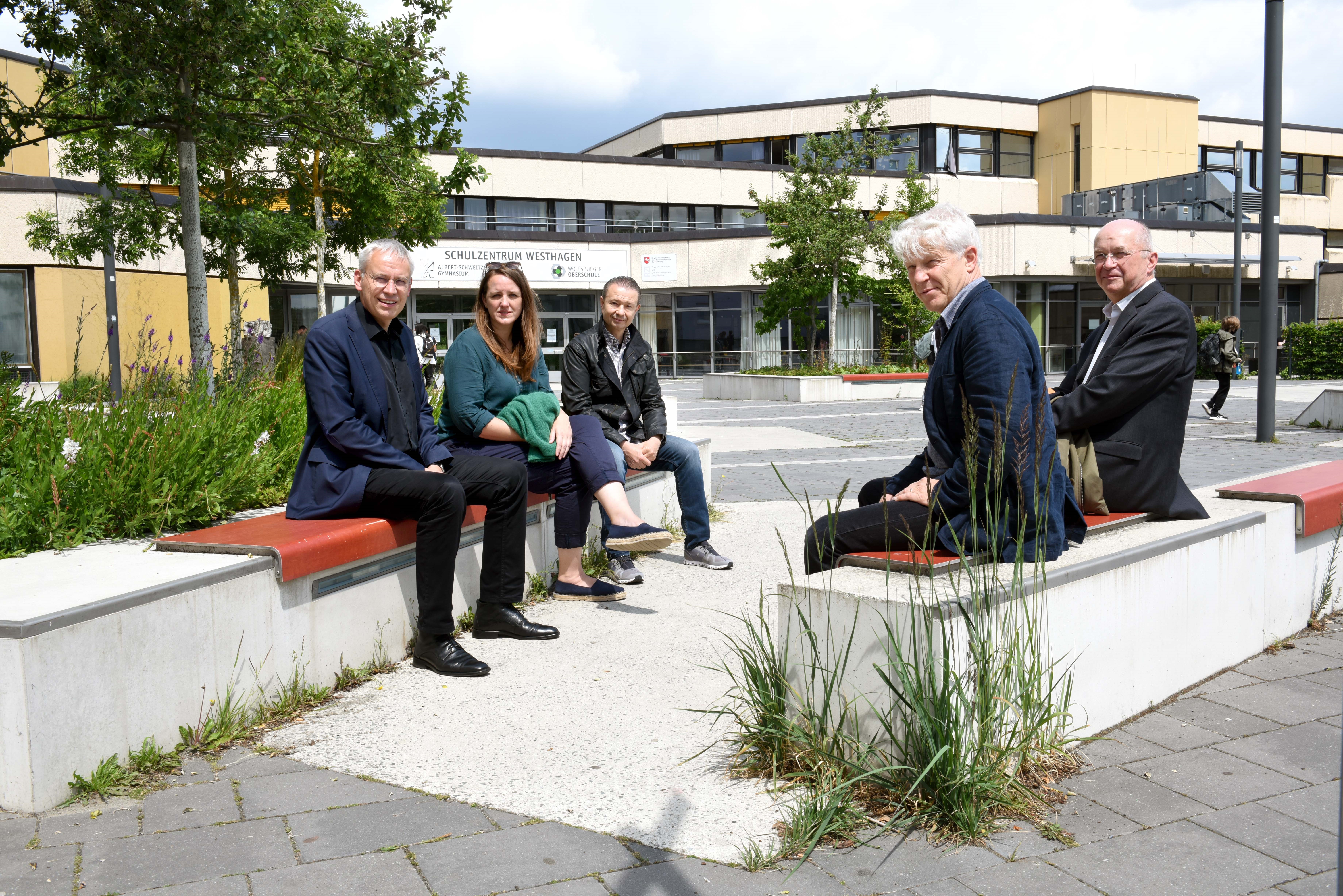 Der Gestaltungsbeirat der Stadt Wolfsburg bei der Bereisung des Schulzentrums Westhagen, 2022: (v.l.n.r.) Kai-Uwe Hirschheide, Stadtbaurat der Stadt Wolfsburg, Dr. Antje Backhaus, Berlin, Kai Kronschnabel, Vorsitzender Planungs- und Bauausschuss, Manuel Scholl, Zürich, Prof. Dr. Georg Skalecki, Bremen.  Im Bild fehlen: Ingrid Spengler, Hamburg, Hans-Georg Bachmann, Planungs- und Bauausschuss