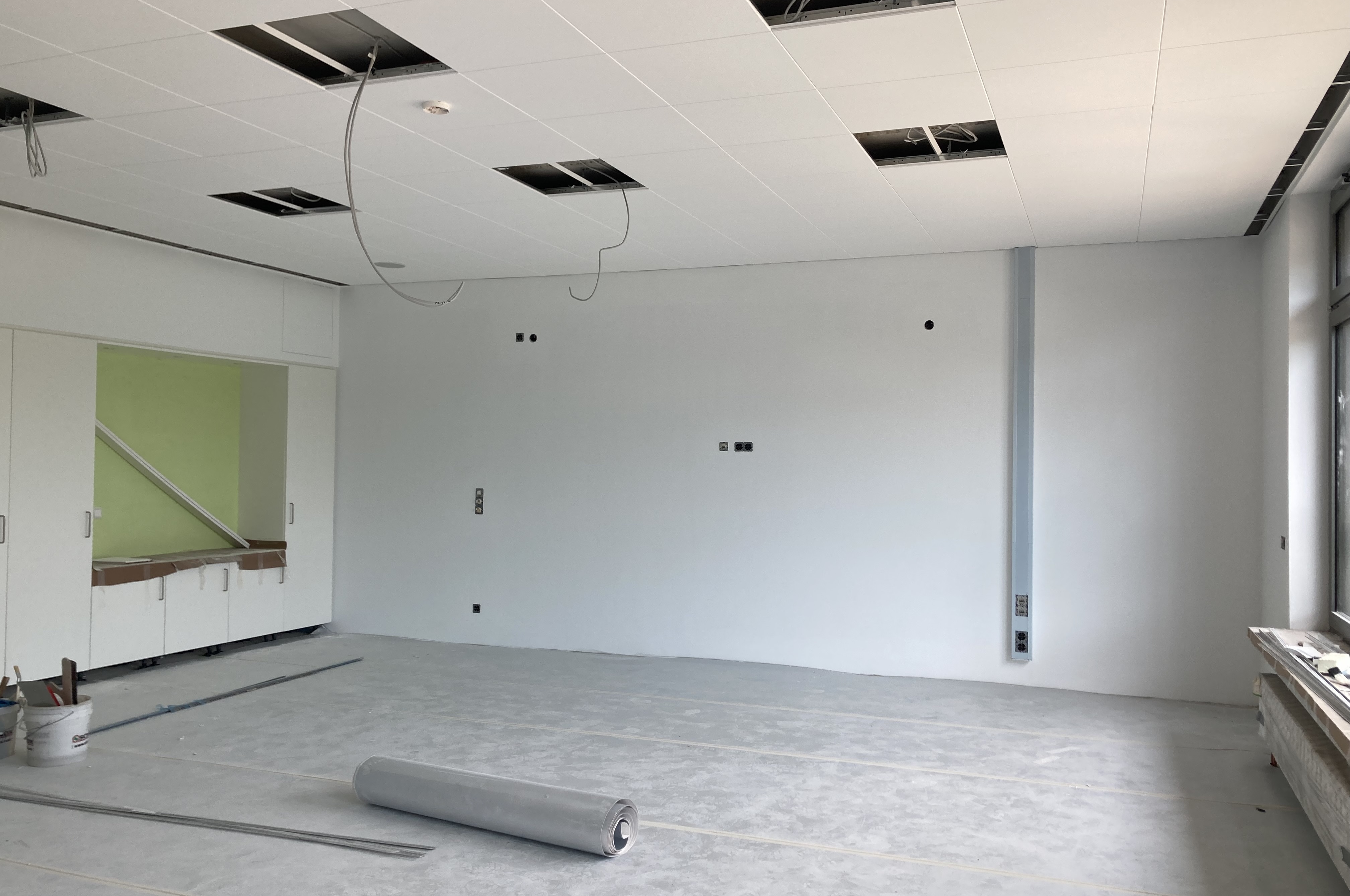 Klassenzimmer mit Schranknieschen