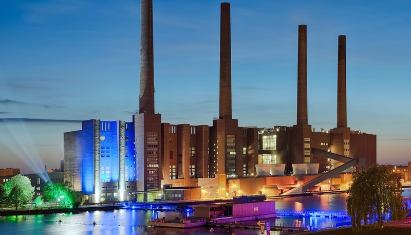 Das Kraftwerk des Volkswagen Konzerns in der Abenddämmerung