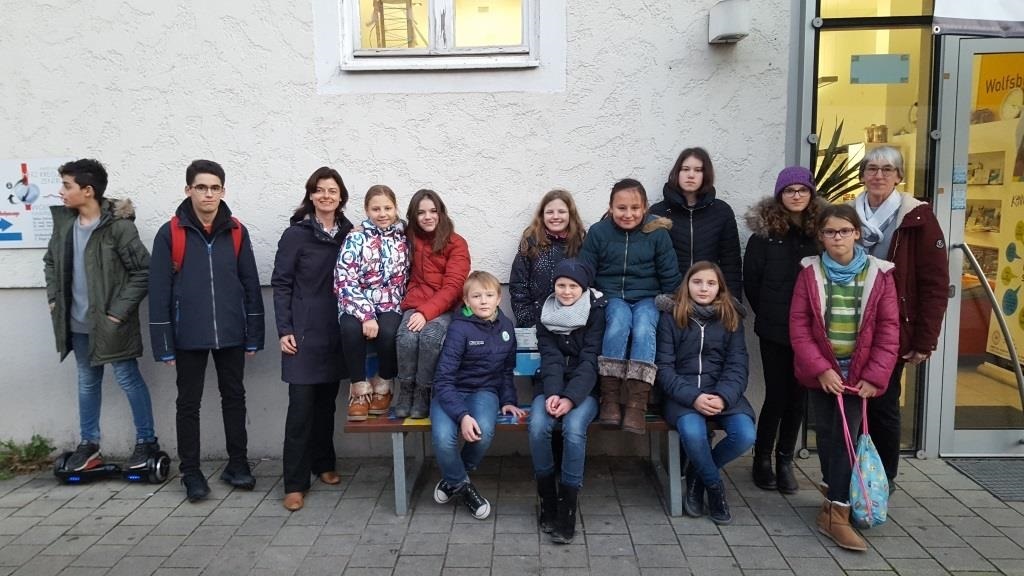 Gruppe von Kindern vor dem Kinder- und Jugendbüro