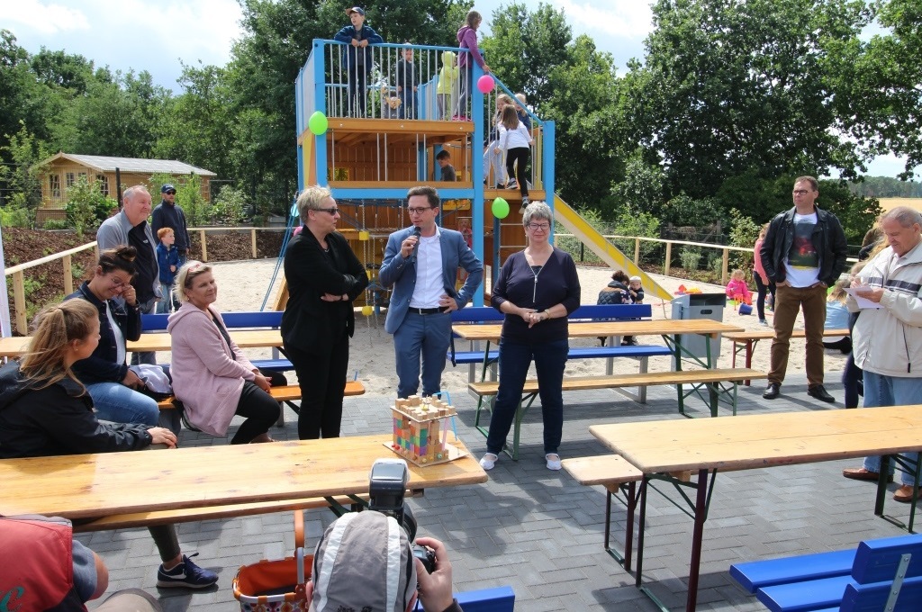 Einweihung des Spielplatzes Glanzwanne mit Vertretern aus Politik und Verwaltung