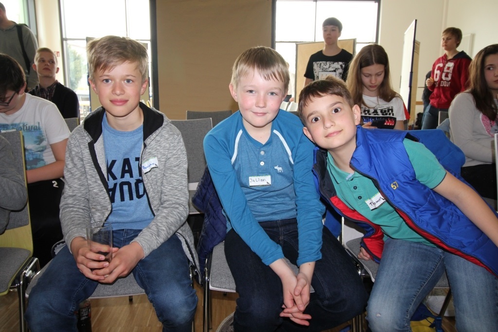 Jungen gucken in die Kamera