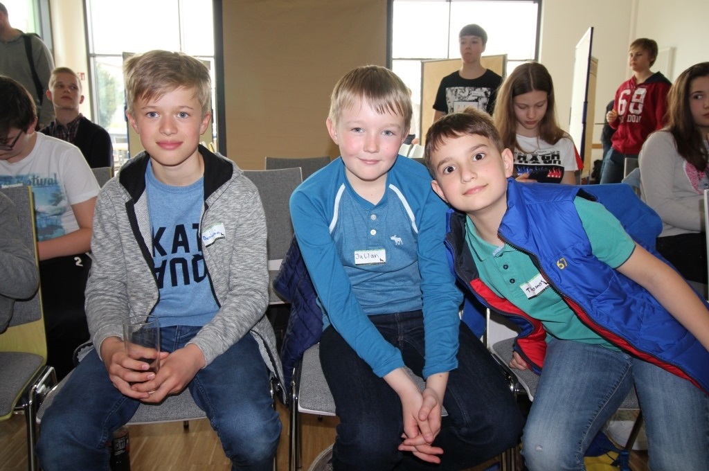 Jungen gucken in die Kamera